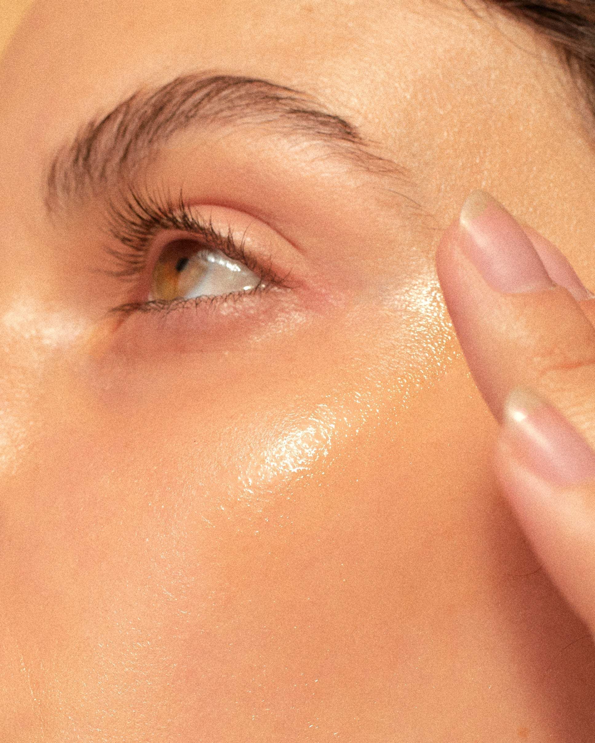 Collagene Retinol Serum bottle next to a person with glowing, healthy skin.